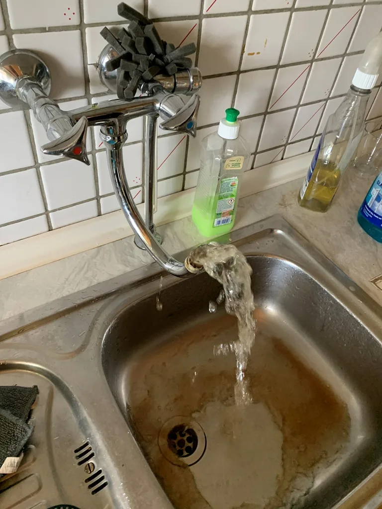 Defekte Armatur mit austretendem Wasser